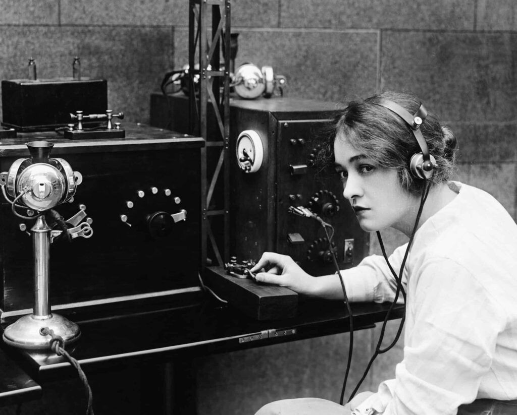 Great innovations in military communication in Spain: evolution from telegraphs to digital networks