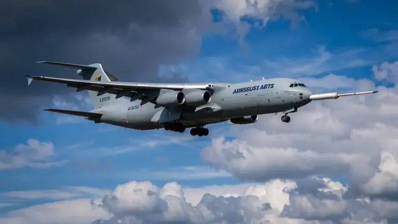 Avion cisterna A330 MRTT del Ejercito del Aire espanol reabasteciendo caza en vuelo