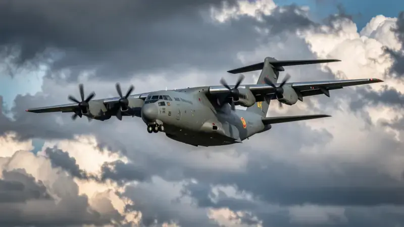 Avion de transporte militar A400M Atlas del Ejercito del Aire espanol en vuelo