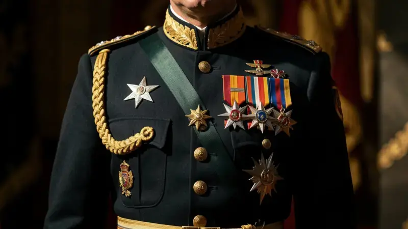 General del Ejercito espanol con uniforme de gala estrellas de 8 puntas y condecoraciones